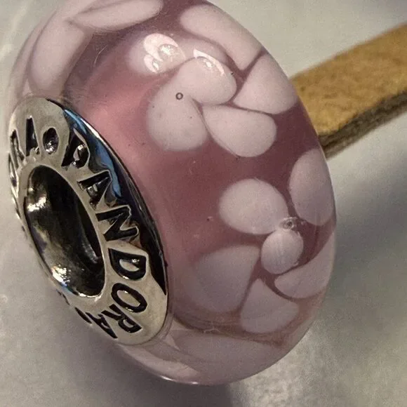 Authentic Pandora Retired White Pedal Floral Murano Glass Charm - Picture 1 of 5